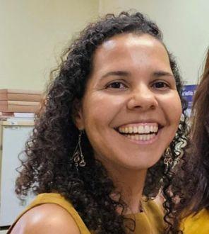 Mulher parda de cabelos cachados