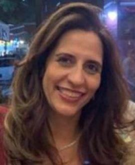 Mulher branca, de cabelos castanhos compridos, vestindo blusa vermelha