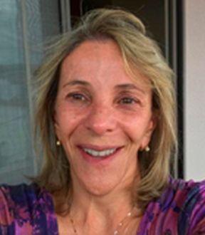 Mulher branca de cabelos castanhos claros